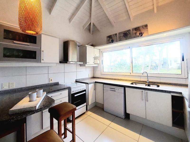 Moderno chalet en alquiler en Montoya, La Barra a una cuadra del mar.